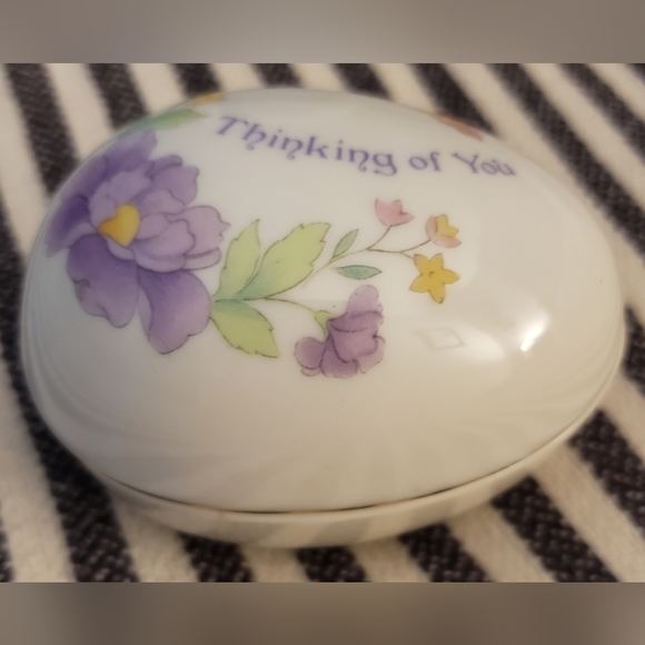 VINTAGE Handpainted Porcelain 'Thinking of You' Egg Keepsake Trinket Box - Picture 3 of 7